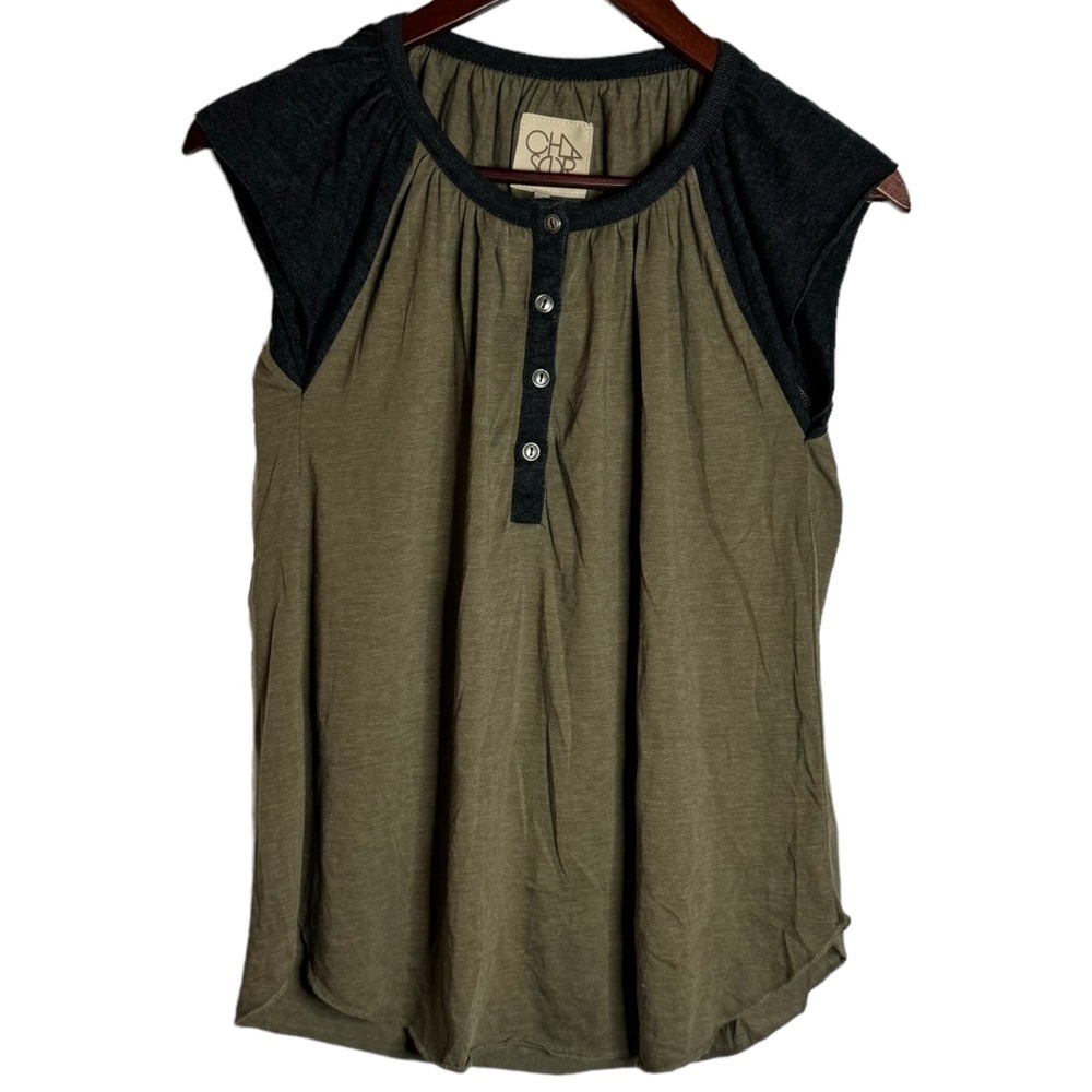 Chaser Heathered Dark Gray Olive Tee Contrasting Shoulder Colour Buttons Medium
